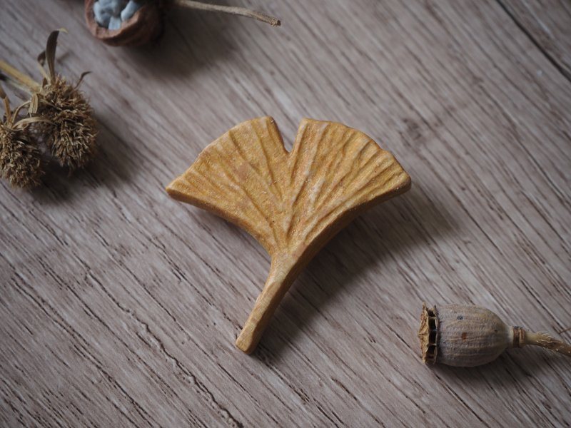 手工木雕胸针 徽章 银杏叶 - 徽章/别针 - 木头 