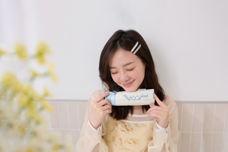 【rento】防晒黑胶拼接迷你伞-刺绣山雀(浅蓝) - 雨伞/雨衣 - 防水材质 白色