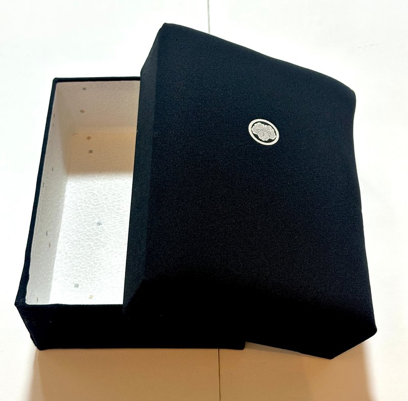TAKARABAKO——用日本和服布料覆盖的储物盒。日本制造。体验日本 - 收纳用品 - 丝．绢 黑色