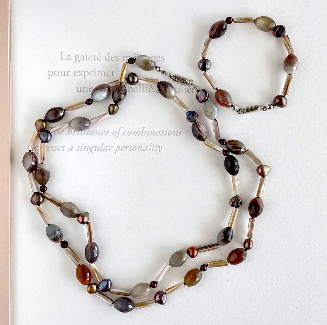 Botswana Agate, Freshwater Pearl, Mother of Pearl - A unique long necklace crafted from a collaboration of different materials. One of a kind. - 长链 - 半宝石 咖啡色