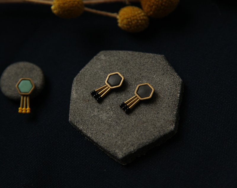 六角黄铜耳环 - 耳环/耳夹 - 粘土 黑色
