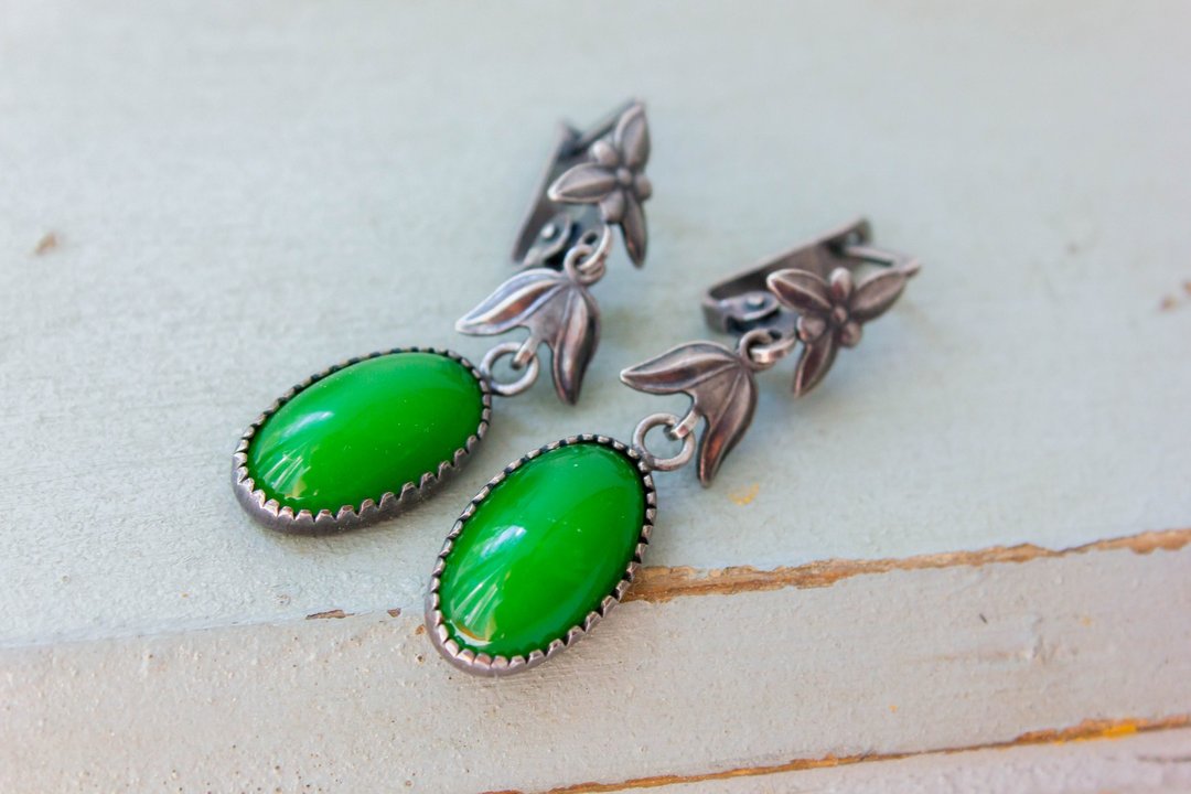 Vintage green dangle earrings Russian jewelry Olive green drop earrings - 耳环/耳夹 - 其他材质 绿色