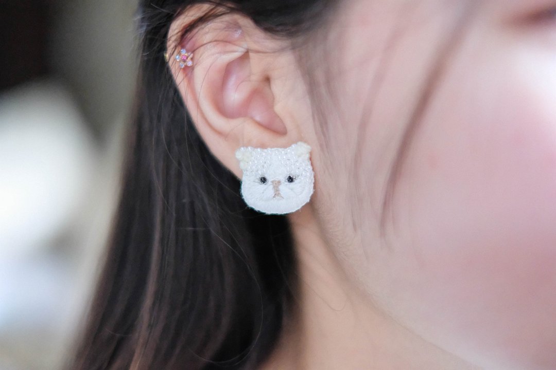 Earrings , Embroidery thread, cat pattern - 耳环/耳夹 - 绣线 白色