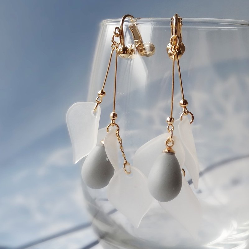 White petals Earrings - 耳环/耳夹 - 塑料 白色