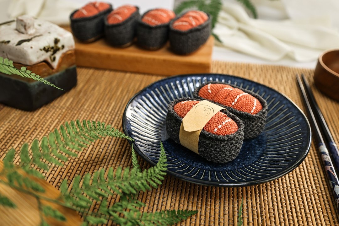 鲑鱼军舰 Salmon gunkan 纯手作 吊饰 家饰 猫咪儿童玩具 日料 - 玩具 - 其他材质 多色