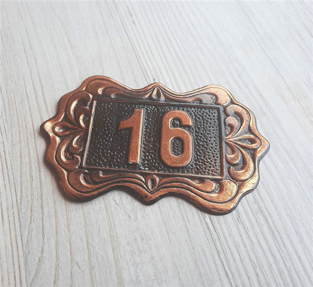 Sixteen 16 tin number door plate vintage address sign plaque - 门帘/门牌 - 其他金属 咖啡色