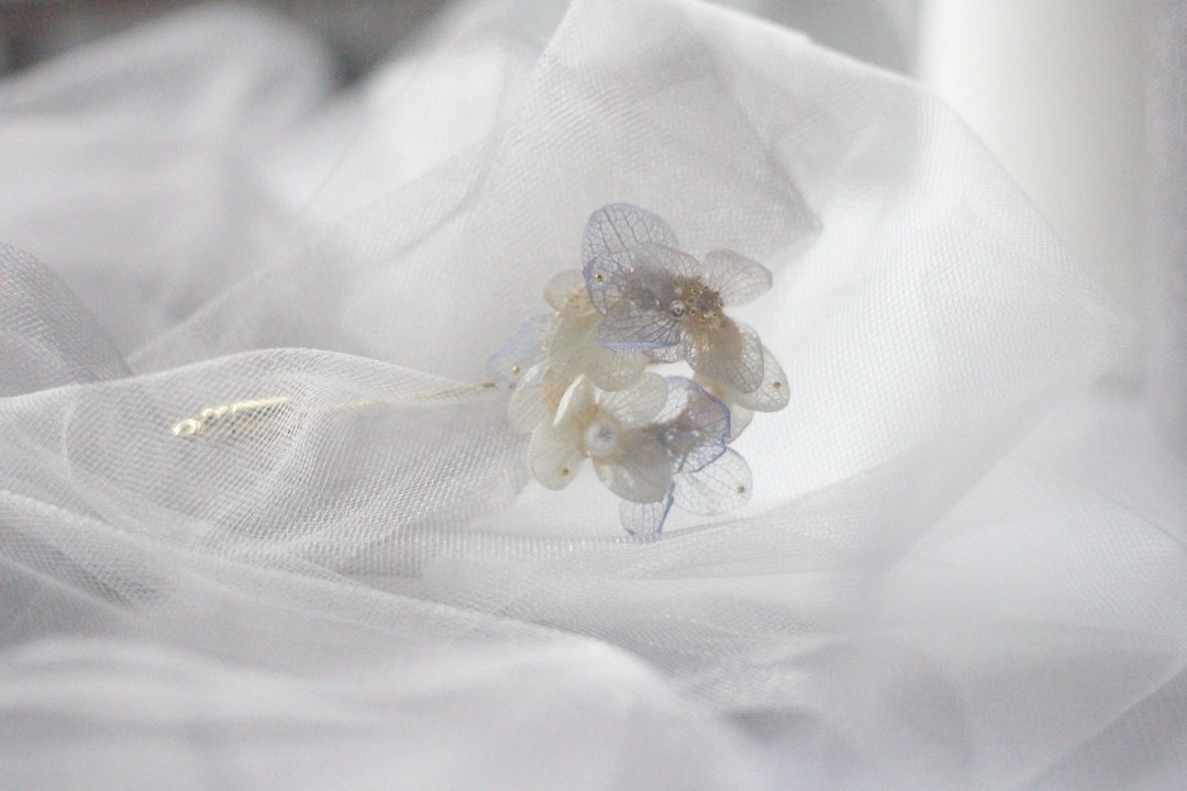 售空欣賞 戀紗2 日本-永生花\乾花  紫陽花/繡球  樹脂滴膠手工 胸針/配飾 - 胸针 - 其他材质 白色