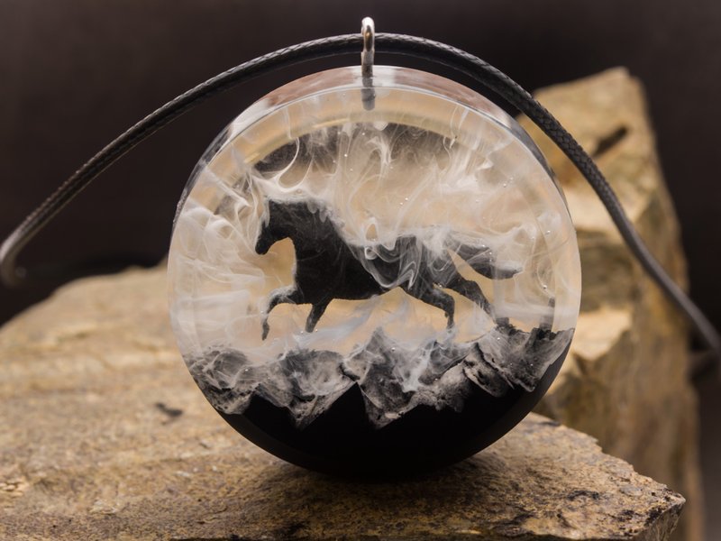 马挂件|| 木头和树脂制成的项链 - 项链 - 木头 黑色