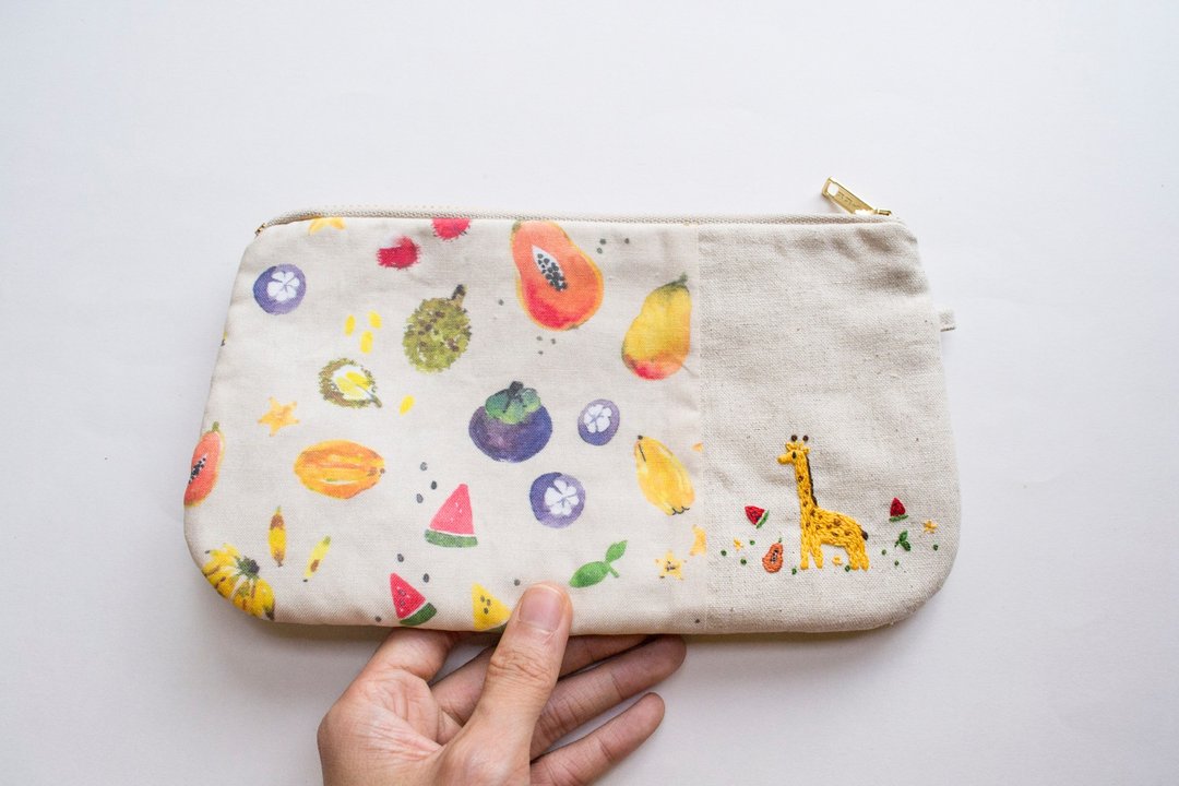 長頸鹿 Giraffe Embroidered Zip Pouch - Tropical Fruit Print - 其他 - 棉 多色