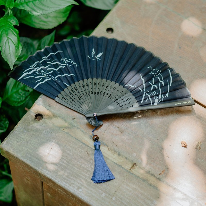 卓也蓝染－蓝染手工折扇(稻禾型染) - 扇子 - 棉．麻 蓝色