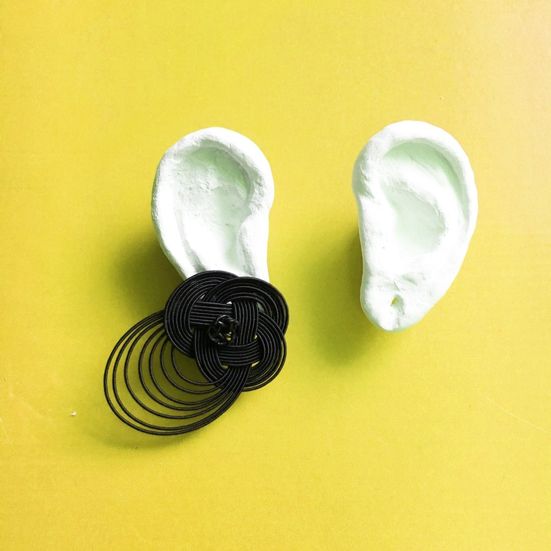 A mizuhiki earring ーRape blossomー Black - 耳环/耳夹 - 其他材质 黑色