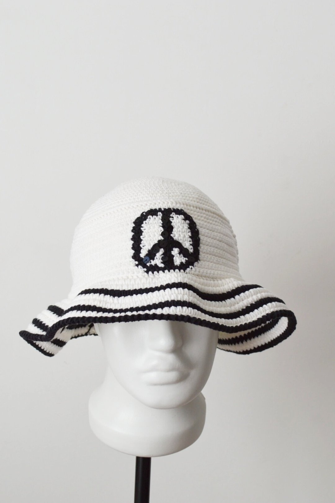 Crochet bucket hat embroidered peace symbol. Black white knit fisherman hat - 帽子 - 棉 白色