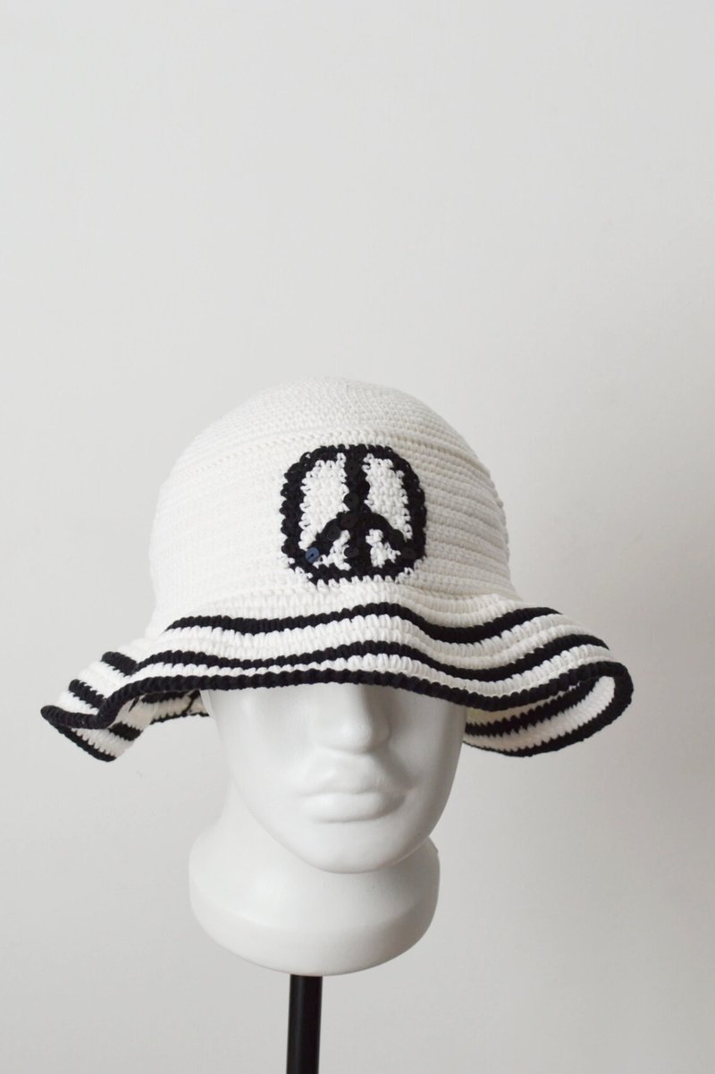 Crochet bucket hat embroidered peace symbol. Black white knit fisherman hat - 帽子 - 棉．麻 白色