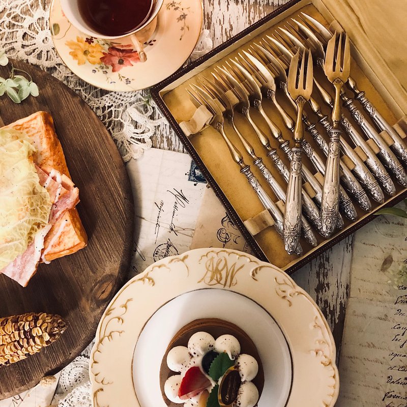 罕见完整法国百年新艺术时期-订制款纯银柄黄铜蛋糕侧宽叉12件组 - 餐刀/叉/匙组合 - 纯银 金色