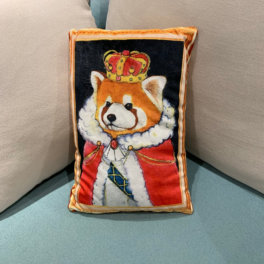 【年宵市集】小熊猫博物馆联乘 Live like a king名画系列抱枕 - 枕头/抱枕 - 聚酯纤维 多色