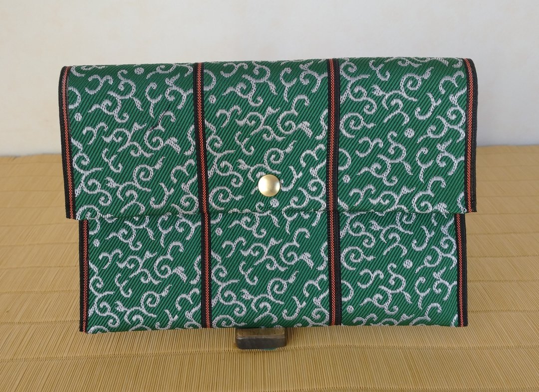 畳縁（Tatami Heri）化妆包 唐草纹样 日式图案 传统纹样 绿/白 现金袋 存折袋 御朱印帐袋 日本制造 手作 - 化妆包/杂物包 - 其他材质 绿色