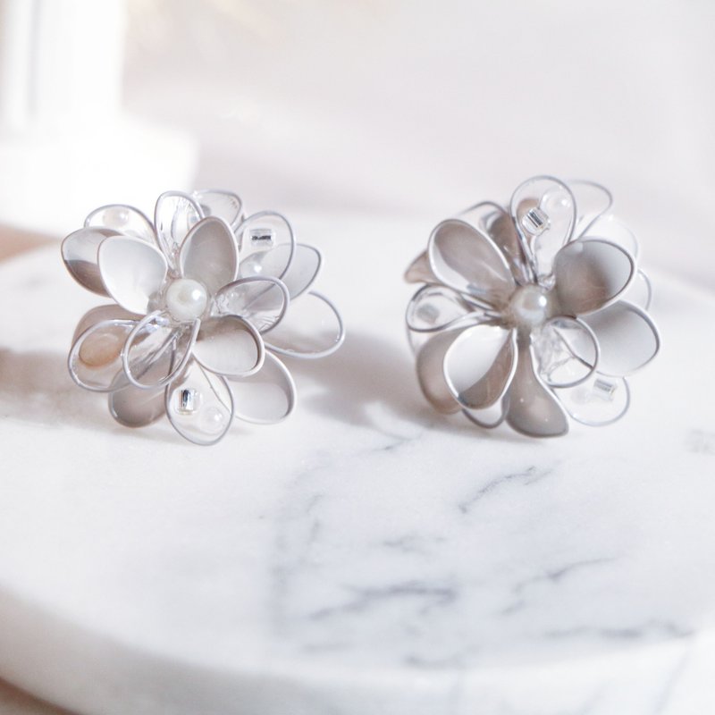 纯。简单 / 日本树脂创作。复合式媒材。925纯银 - 耳环/耳夹 - 树脂 灰色