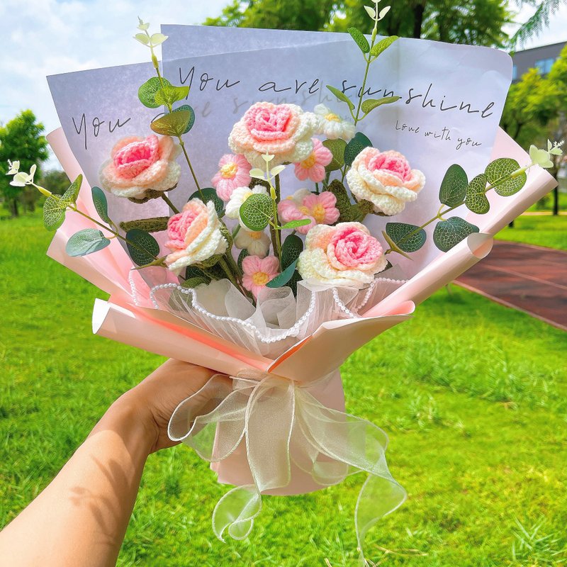 定制化礼物  情人节礼盒  手作钩织爱之花瓣粉色玫瑰永生花束 - 干燥花/捧花 - 棉．麻 