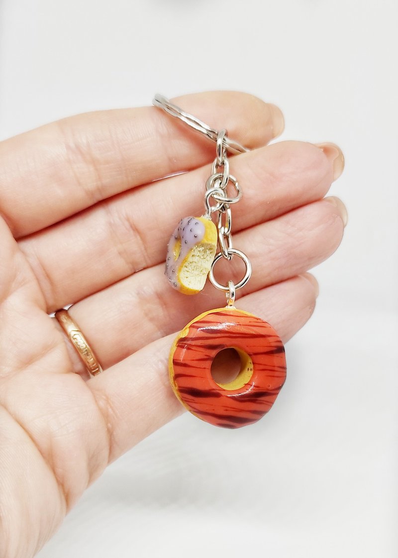 Donut on a keychain - food keychain - dessert keychain - gift idea - 钥匙链/钥匙包 - 粘土 