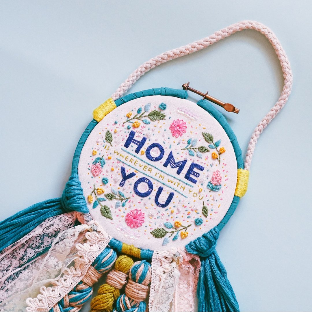 'Home' Hand-embroidered wall decor - 摆饰 - 绣线 多色