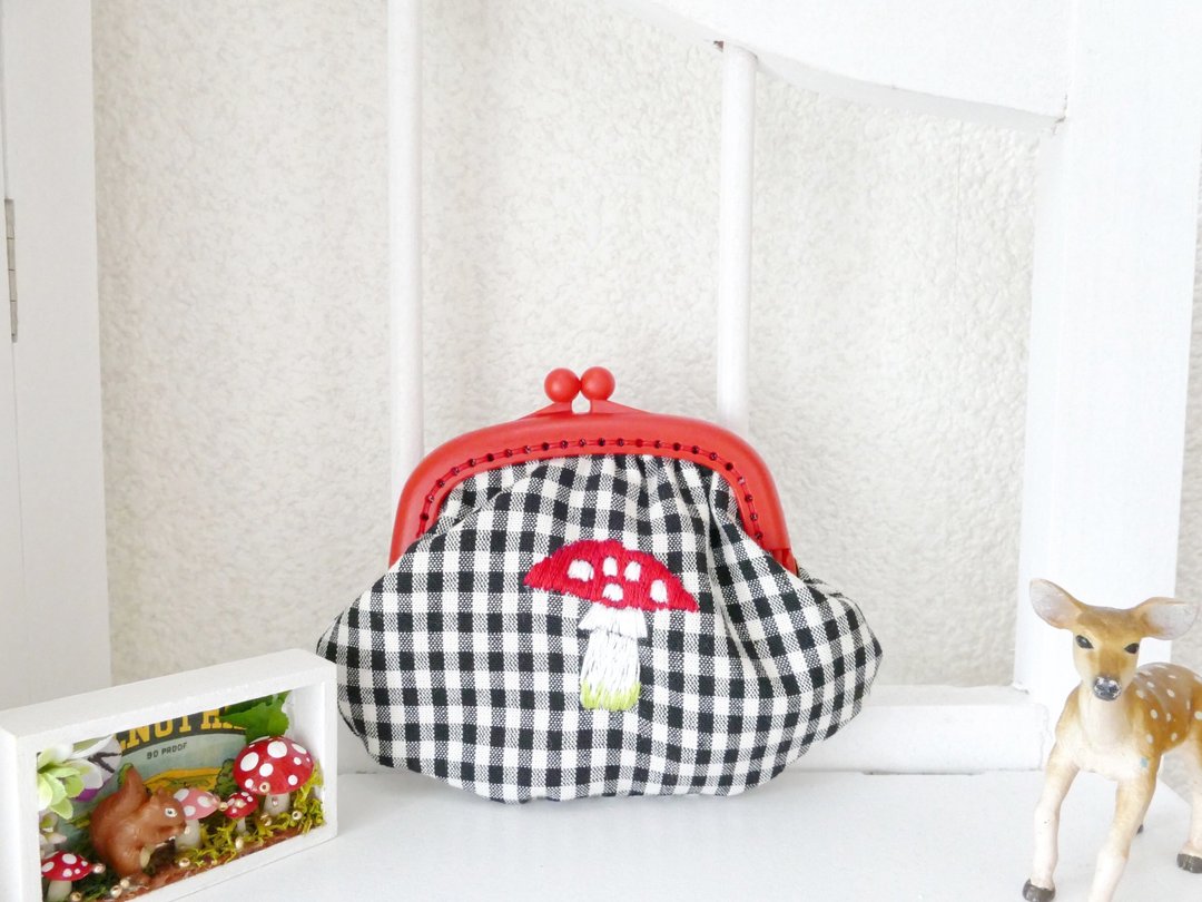 Embroidered embroidery gingham check mushroom - 化妆包/杂物包 - 棉 黑色