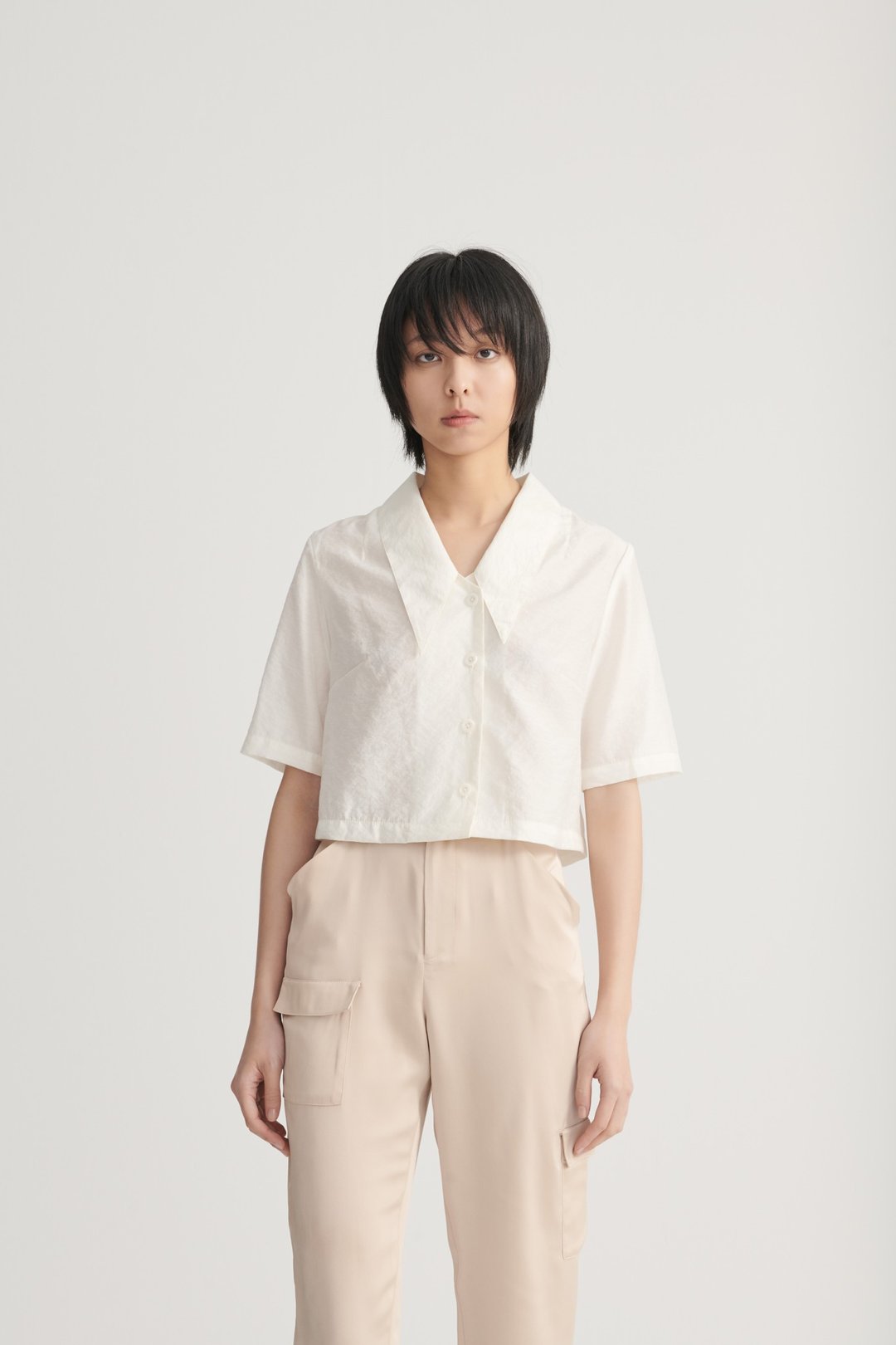 Shan Yong 米色切尔西领型短版衬衫 - 女装衬衫 - 棉 