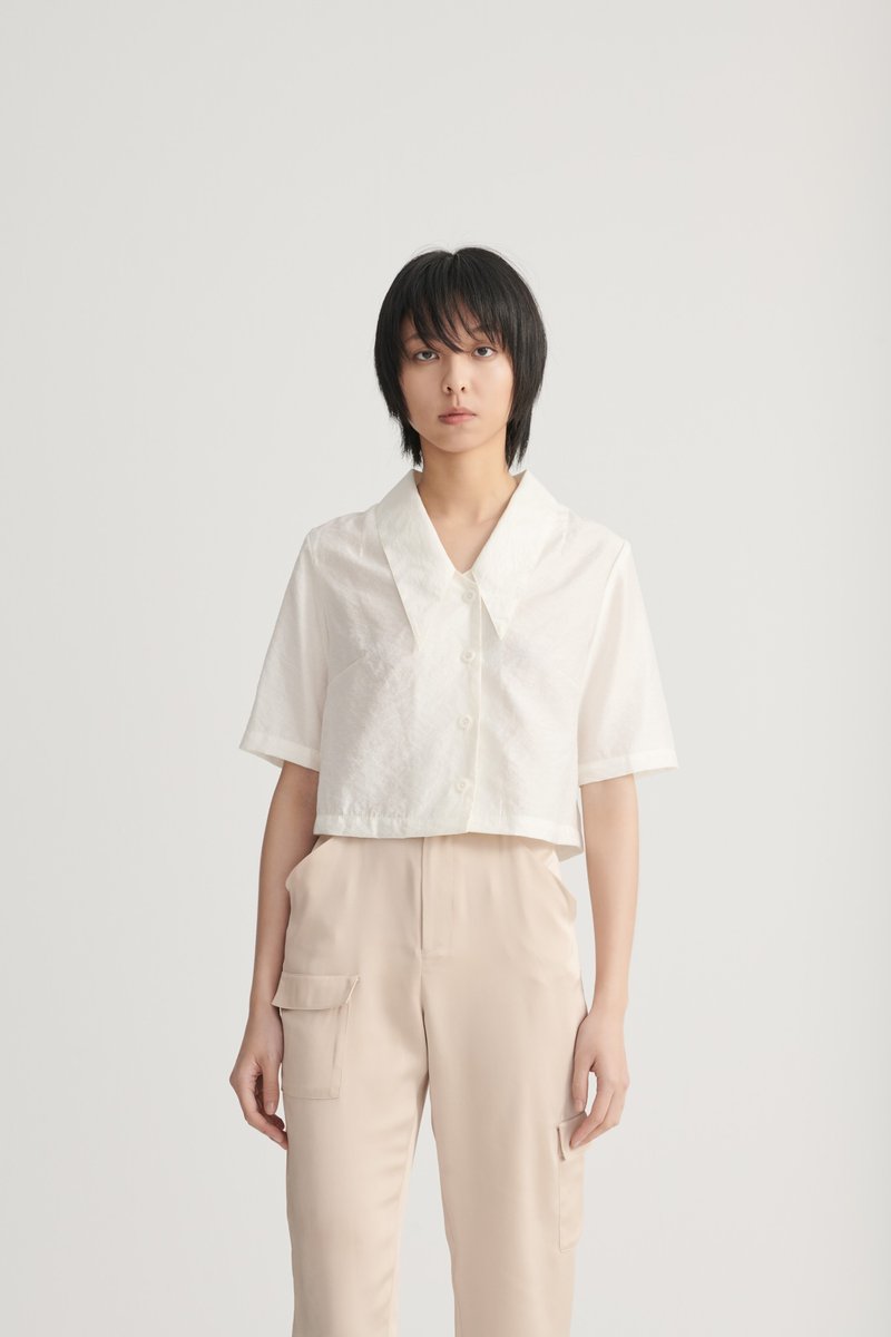 Shan Yong 米色切尔西领型短版衬衫 - 女装衬衫 - 棉．麻 