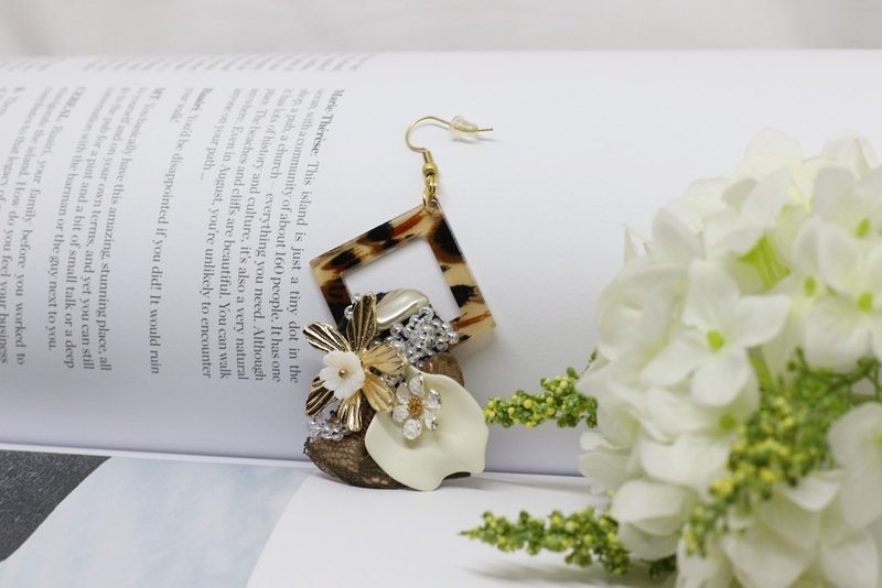 【豹纹框-款式3】【单边。缎带】咖啡色蕾丝缎带 金色大花朵 耳环 - 耳环/耳夹 - 树脂 金色