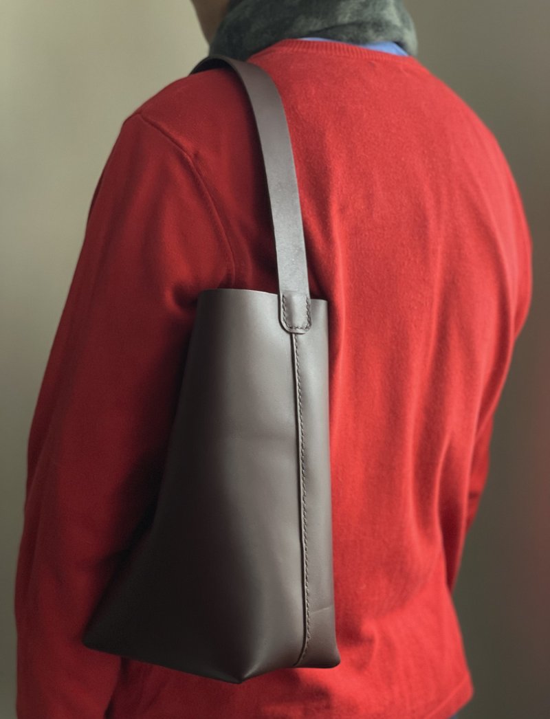 less is more 之 无印手提袋 朱古力 - 手提包/手提袋 - 真皮 咖啡色