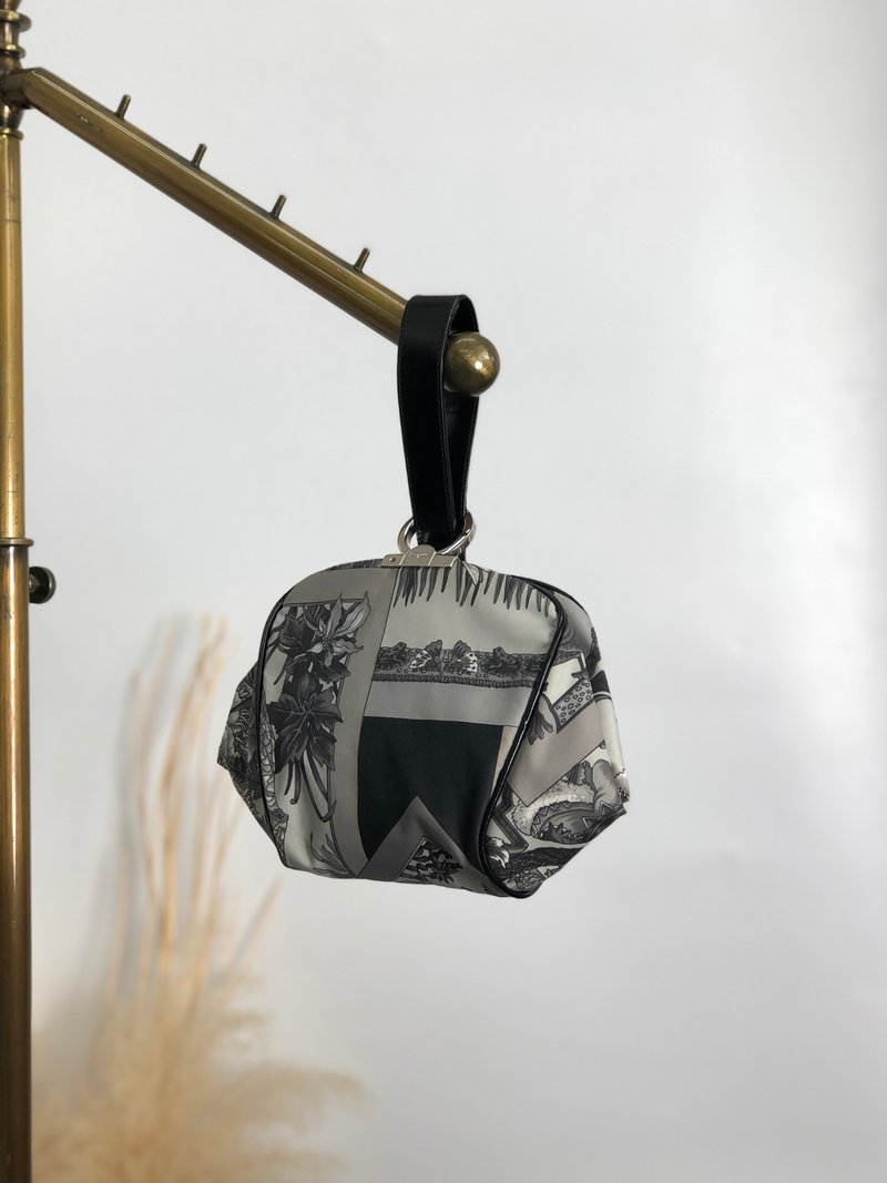 【 日本直送 名牌中古包 】Salvatore Ferragamo 手提包 灰色 Gancini 尼龙 单提把 vintage cr22rg - 手提包/手提袋 - 尼龙 灰色