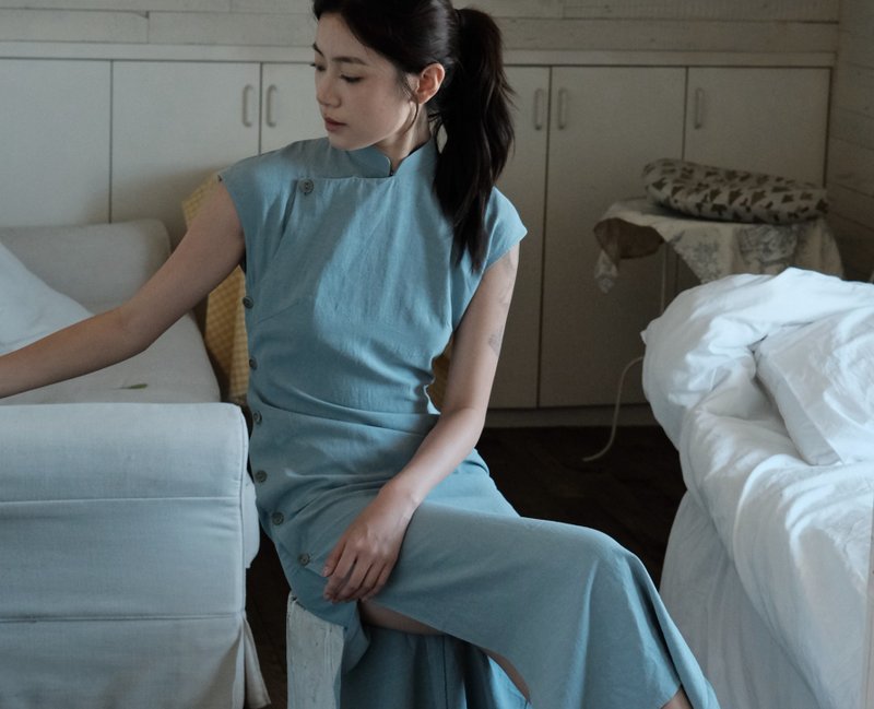 【湖】新中式复古中国风 雾霭蓝30s垂顺旗袍 - 旗袍 - 其他材质 蓝色