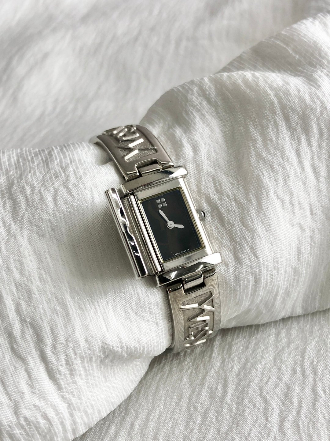 【 VintageShop solo 日本直送中古包专卖店 】Yves Saint Laurent イヴ・サンローラン 腕表 银色 标志 不锈钢 石英 z5vmz5 - 女表 - 不锈钢 银色