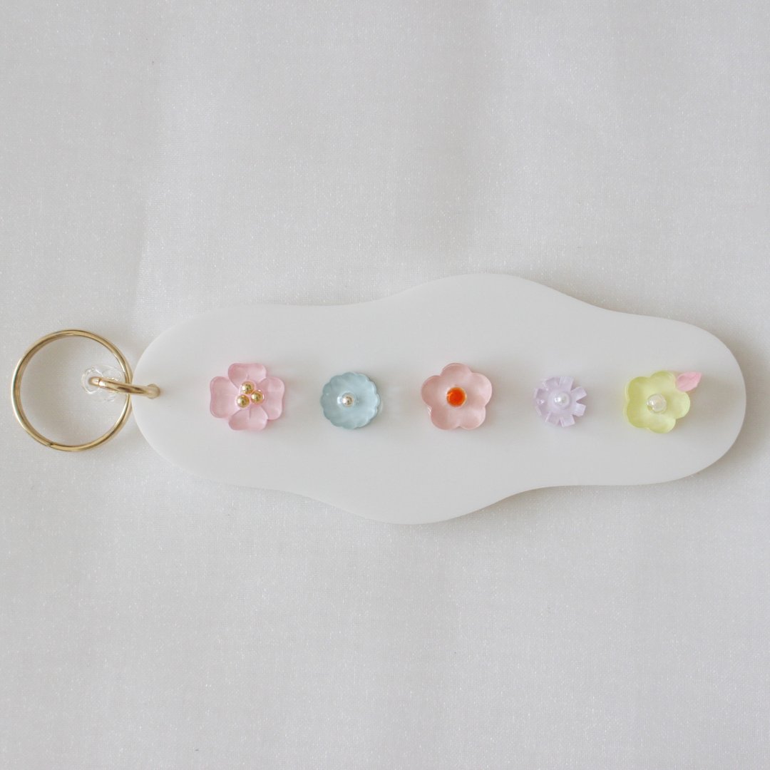 Take a walk keychain: blossoms flower - 钥匙链/钥匙包 - 压克力 