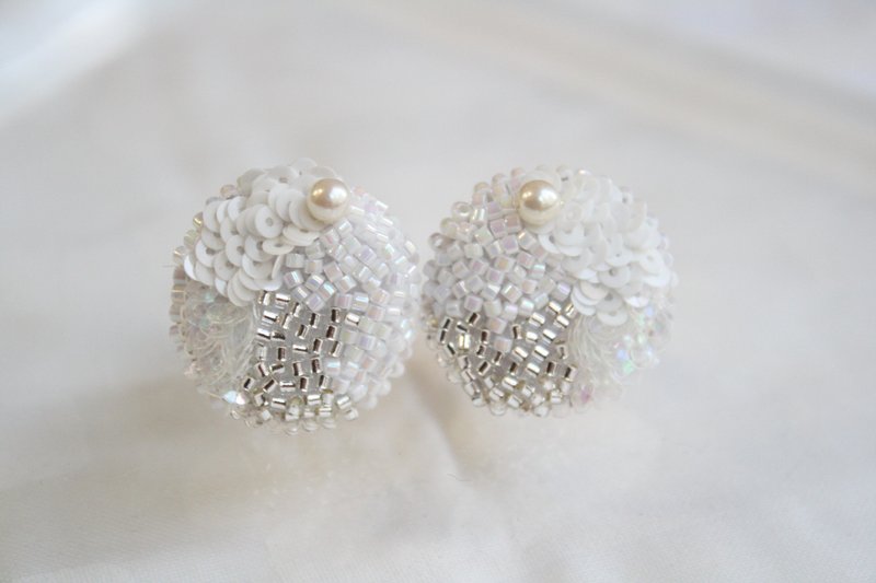 Embroidery earring-first snow- - 耳环/耳夹 - 其他材质 白色