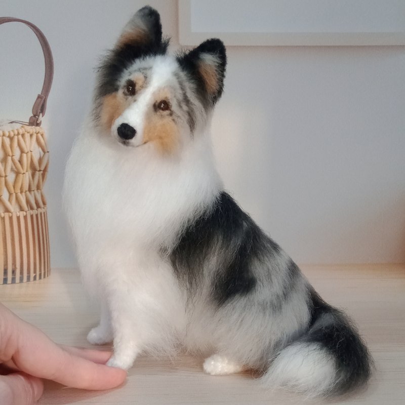 7.5 英寸高，逼真的定制微型钩针 Sheltie Merle 小雕像 - 玩偶/公仔 - 其他材质 银色