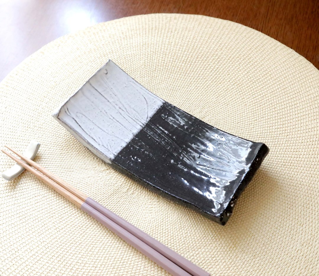 出售 / 黑色花岗岩粘土和白色哑光釉制成的长板 - 盘子/餐盘/盘架 - 陶 黑色