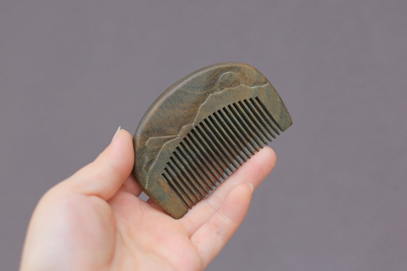 壹染指手作木艺 | 手刻 日出 | 绿檀 细齿梳子 顺发 | 一物一图 - 彩妆刷具/镜子/梳子 - 木头 绿色