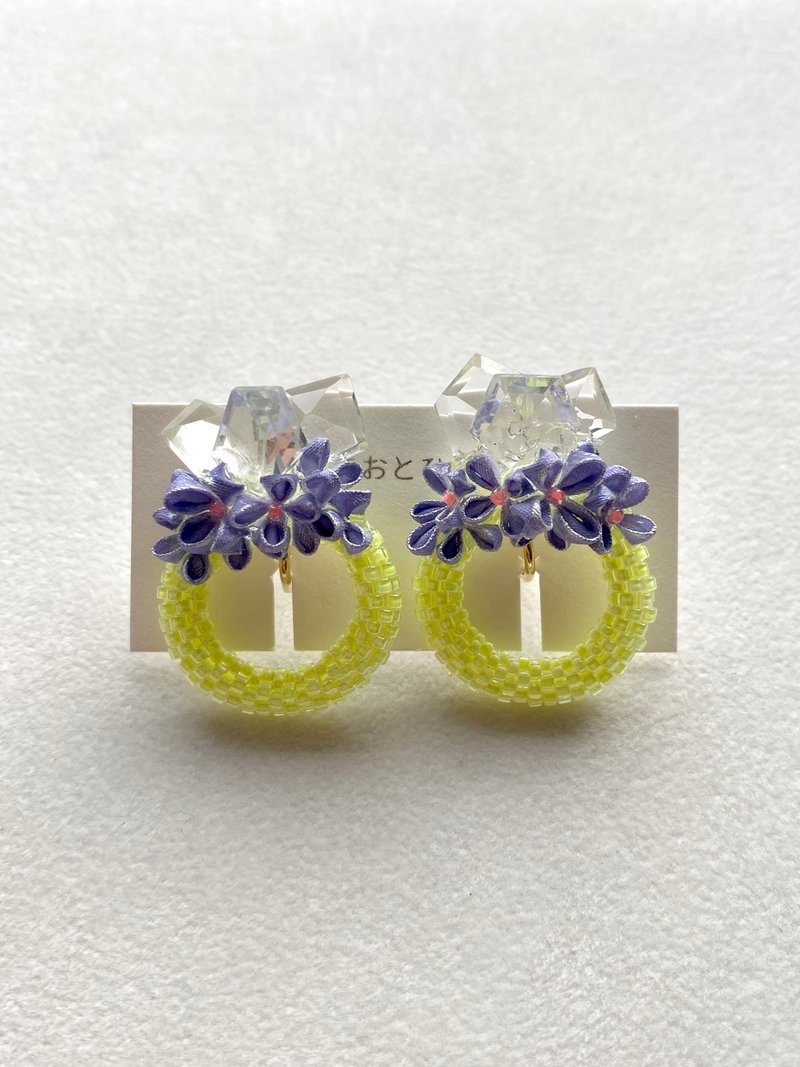 霓虹色珠饰与水晶交织，绽放小花的耳饰 - 耳环/耳夹 - 丝．绢 粉红色