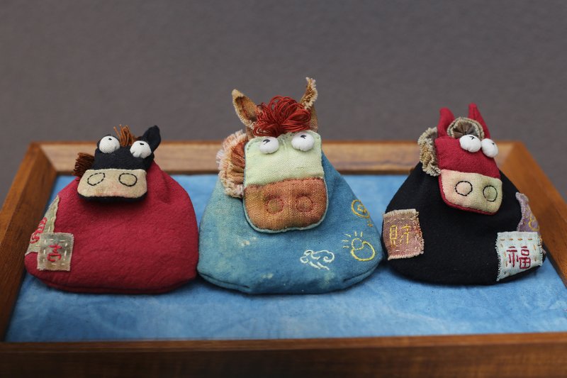 原创设计 全手缝 | 马年 收纳 香包 两用 | 新年礼物 | 可客制 - 束口袋双肩包 - 棉．麻 多色