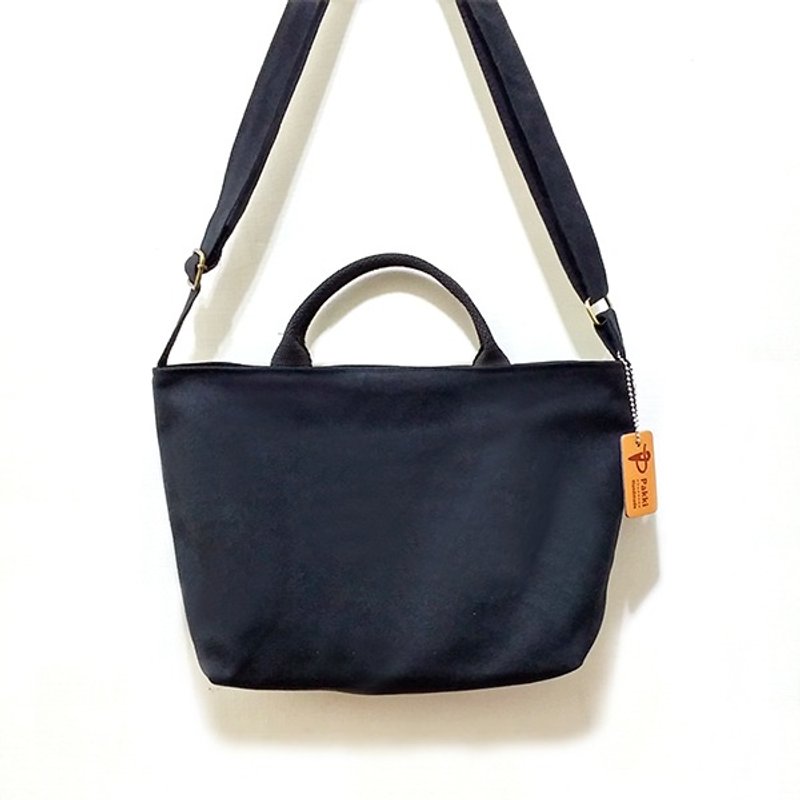 轻巧黑 斜背+手提二用拉链手工帆布包〈Pakki〉 - 侧背包/斜挎包 - 棉．麻 黑色