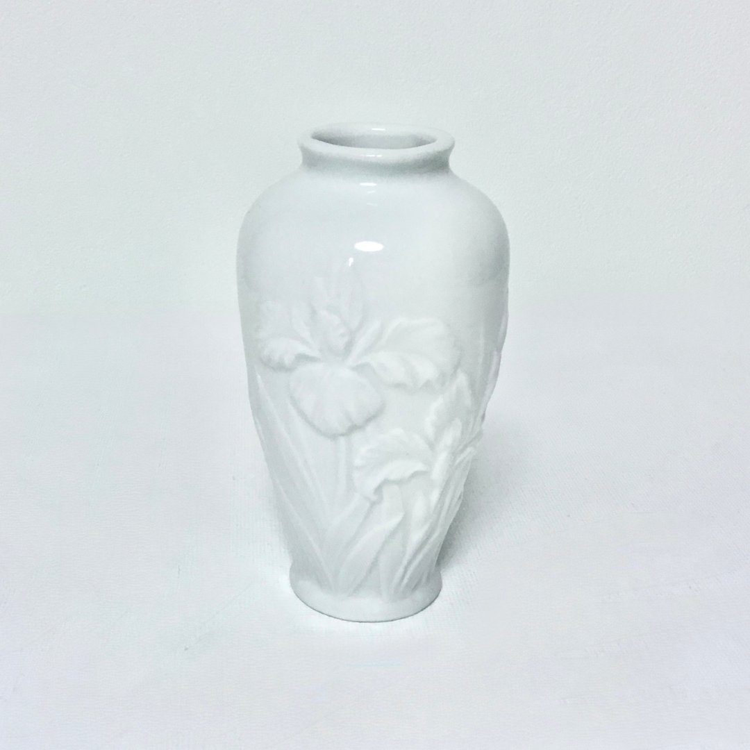 鸢尾花浮雕白瓷花瓶 - 花瓶/陶器 - 瓷 白色