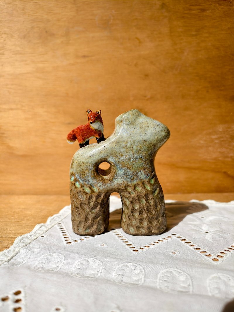 狐狸中空雕刻花器 - 花瓶/陶器 - 陶 