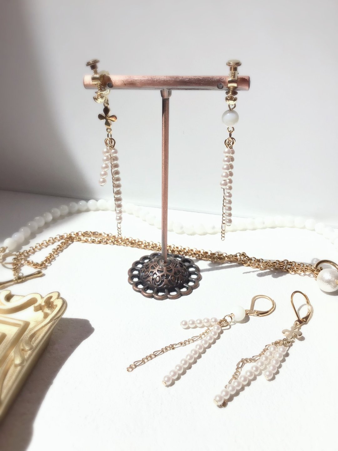 Mother-of-pearl asymmetric Clip-On/piercings - 耳环/耳夹 - 宝石 白色