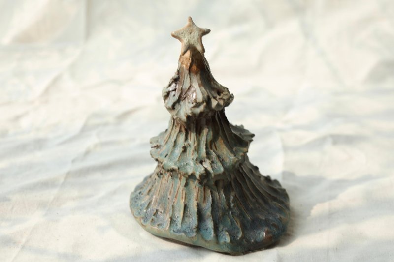 【母亲节礼物】神秘蓝绿手捏陶艺圣诞树 B 侘寂风节庆送礼摆饰独特 - 摆饰 - 陶 绿色