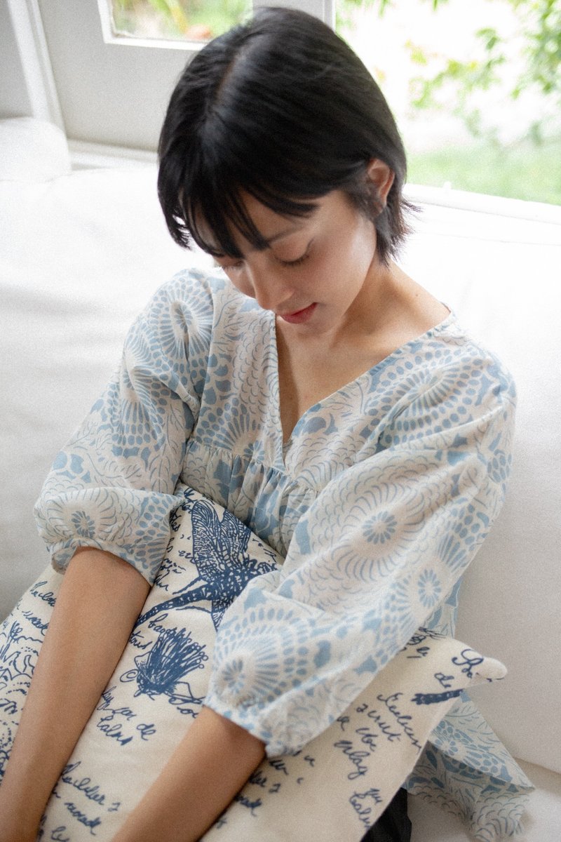 Mulmul 蓝色非洲菊缩褶衬衫 - 女装上衣 - 棉．麻 蓝色