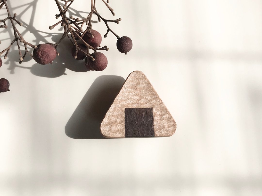 Rice ball brooch wooden - 胸针 - 木头 咖啡色