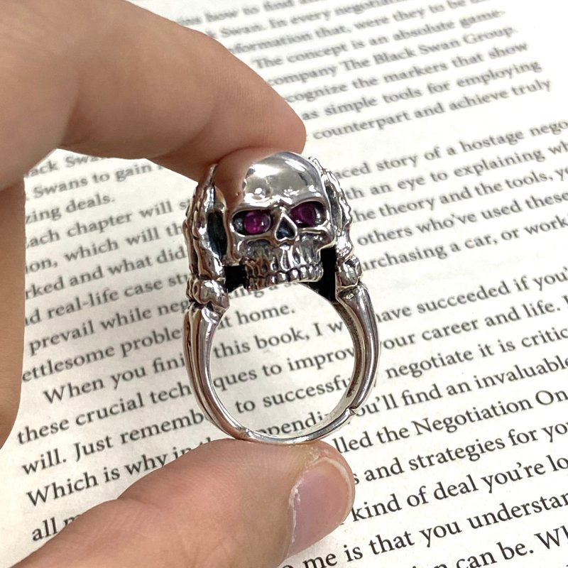 Gothic Style Hands Holding Skull Ring with Ruby Stone 925 Sterling Silver - 戒指 - 纯银 银色