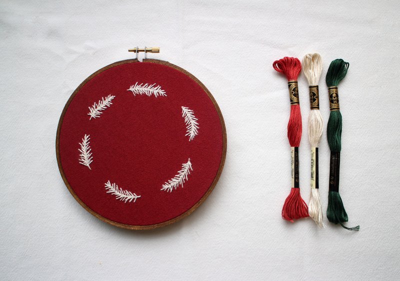 【 初学者适合 】DIY手作刺绣材料包 / 六寸松叶花圈刺绣圣诞挂饰 - 编织/刺绣/羊毛毡/裁缝 - 绣线 红色