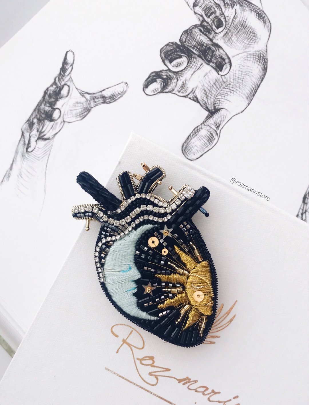 Brooch anatomical Heart Embroidered handmade Beaded, human heart pin - 胸针 - 绣线 黑色