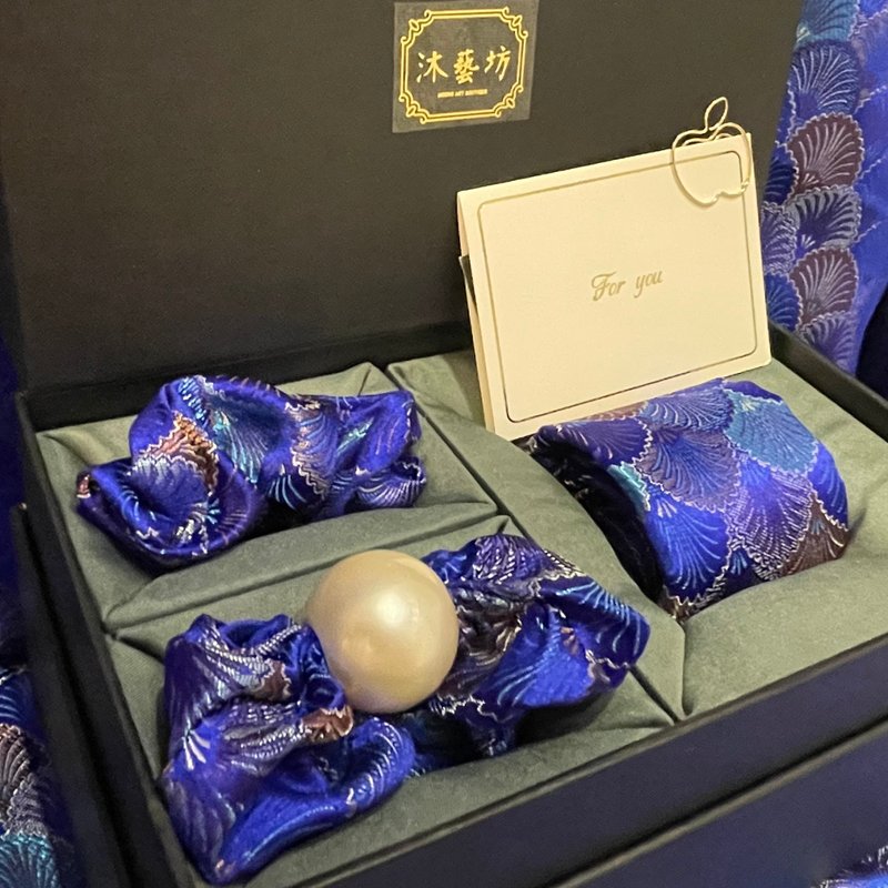 仕绅与名媛_情侣工艺礼盒_湛蓝锦浪_中领带*1/中圈*1/带珠大发圈 1 - 领带/领带夹 - 丝．绢 蓝色